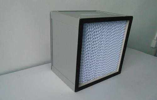 新款ULPA高效過濾器的濾芯用超細玻璃纖維濾料經打膠折疊而成，外框可選用夾層木板、鍍鋅銅板、不銹鋼板及鋁合金板，通過聚氨酯膠緊密粘接，具有質量輕、透氣量大，集塵率高達99.95-99.999%，且耐堿，耐高溫。ULPA過濾器用于電子廠、半導體、精密機械、制藥、醫(yī)院、食品等行業(yè)中對潔凈度要求交高的民用或工業(yè)潔凈廠所的末端過濾，下面由北方濾器為大家講解新款ULPA(超高效)過濾器的特點及參數